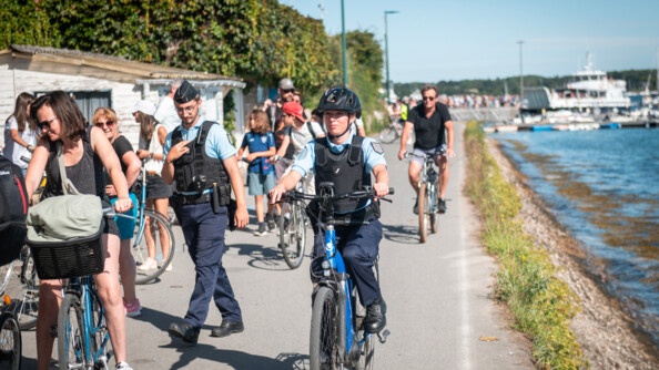 Patrouille à vélo électrique d'une gendarme et à pied d'un gendarme du poste provisoire sur le port de l'Île aux Moines.