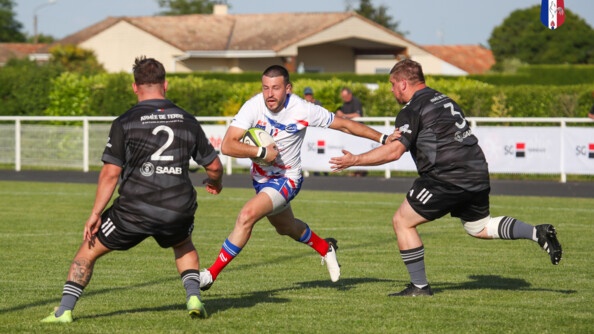 Un rugbyman du XV gendarmerie raffute l'un de l'armée de Terre, tandis qu'à gauche un coéquipier de l'armée de terre tente aussi de l'arrêter