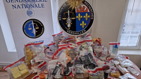 La Section de recherches de Versailles a pris en photo toutes les saisies, on y voit de nombreux scellés avec des produits cosmétiques. En arrière-plan, nous voyons les kakémonos de la section de recherches de Versailles et celui de la Gendarmerie nationale : sous-direction de la police judiciaire.