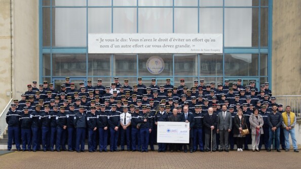 La 523e promotion posant avec le chèque destiné au Bleuet de France.