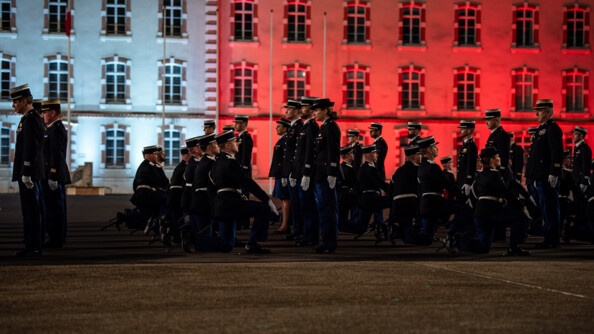 Alignés sur la places d'arme, les officiers issus du randg s'agenouillent devant leurs parrains