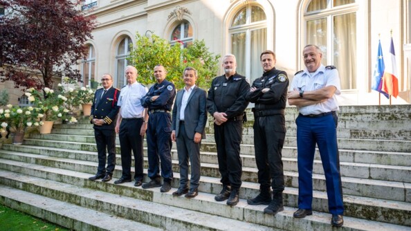 Gérald Darmanin se tient debout sur des marches, devant l'hôtel de Beauvau, entouré des chefs des unités d'intervention spécialisées