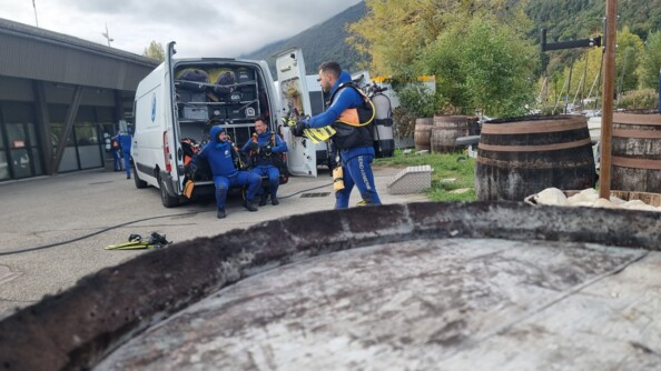 A Sévrier sur les bords du lac d'Annecy, les plongeurs de la gendarmerie se préparent à plonger.