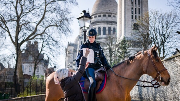 Cavaliers de la Garde Républicaine veillant au respect du confinement.