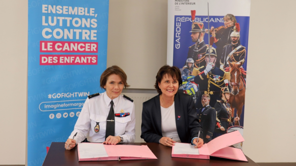 Signature d’une convention de partenariat entre Patricia Blanc, Présidente fondatrice d’Imagine for Margo, la Générale Frédérique Nourdin, commandante en second de la Garde républicaine, mardi 15 mars 2024