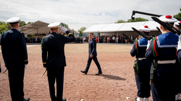 Le président de la République passe devant des militaires lors de la revue des troupes dans la cour du Mont-Valérien.