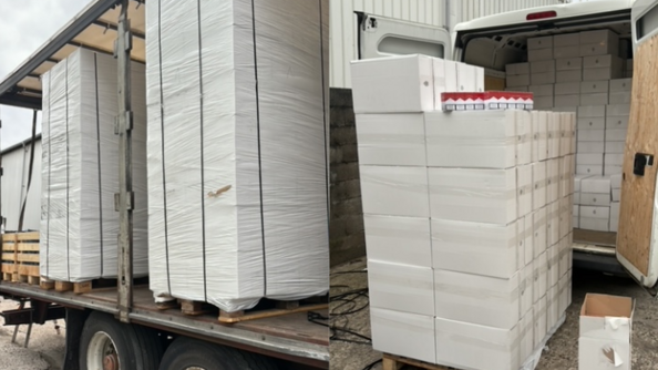 Des dizaine de cartouches de cigarettes conditionnées sur des palettes dans du plastique blanc. A gauche, vue dans la remorque d'un camion, à droite, vue de l'arrière d'un utilitaire blanc