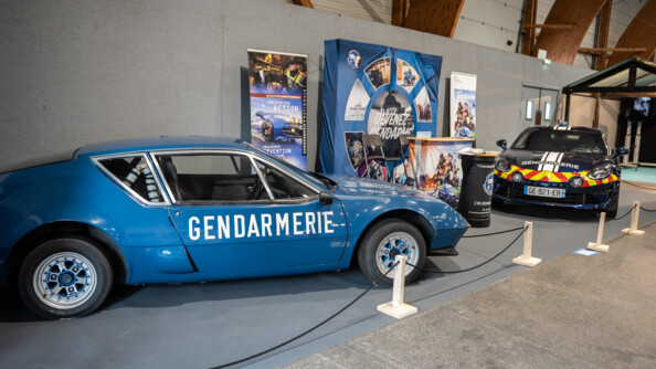 Un stand de la gendarmerie avec deux alpine, une ancienne et une récente
