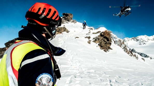 Prenez de la hauteur avec ce dossier, qui vous emmène dans l’univers de la montagne, enjeu majeur pour la gendarmerie, en termes de police judiciaire, d’intervention mais aussi de prévention. Un milieu difficile, parfois hostile, où chaque intervention nécessite la maîtrise de technicités et de savoir-faire particuliers. Unités territoriales, mobiles, spécialisées et aériennes y conjuguent leurs efforts au quotidien, été comme hiver.