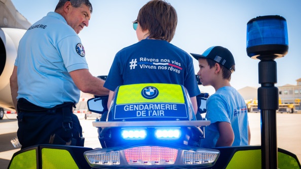 Visite des Képis Pescalunes sur la base aérienne 125 d'Istres. Présentation d'une moto par un gendarme.