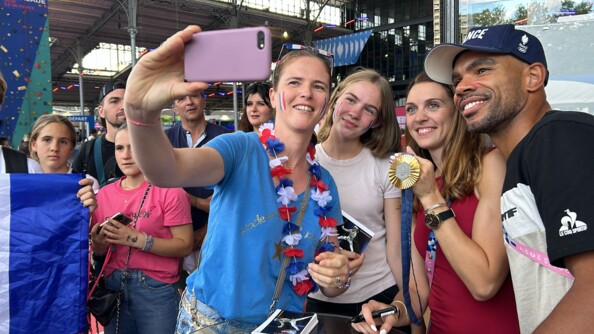 Manon Apithy-Brunet, Sportive de Haut niveau de la Défense - gendarmerie (SHND-G), médaillée d'or en escrime (sabre) aux Jeux Olympiques de Paris 2024, se prête au jeu des selfies sur le stand du ministère de l'Intérieur et des outre-mer au Club France du Parc de La Villette.
