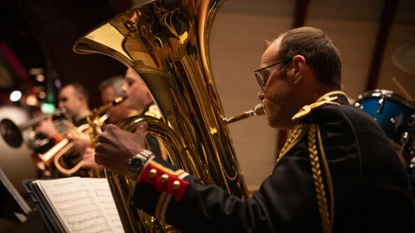 Un musicien de la Garde républicaine lors de la démonstration devant les élus.