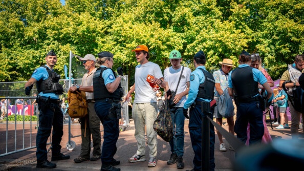 Quatre gendarmes au premier filtrage, à l'entrée du Golf National.