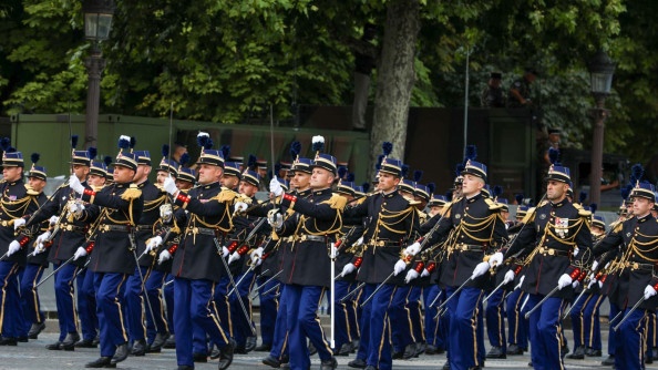 Promotion de l'AMGN défilant à l'occasion du 14 juillet.