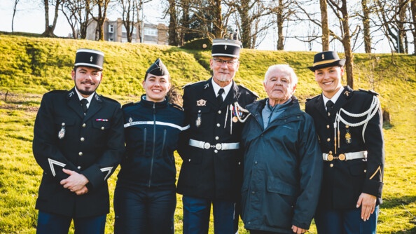 Renan et Laura à gauche, frère et soeur de Marion, au milieu le capitaine Thierry, père de Marion, et à la droite de Marion, son grand-père.