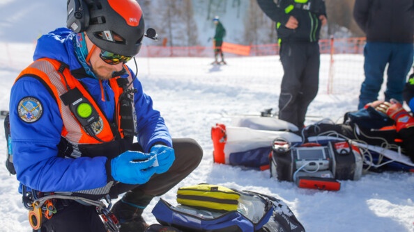 Gendarmes s'appr&ecirc;tant &agrave; prodiguer des soins.