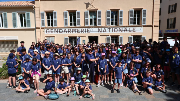 Photo de groupe lors de l'opération Du bleu dans les yeux devant la gendarmerie de Saint-Tropez.