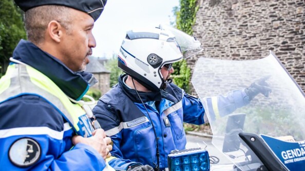 Un gendarme départemental et un motocycliste de la garde républicaine.