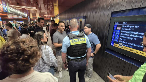 Photo d'un gendarme de dos, discutant avec la population, dans un espace public