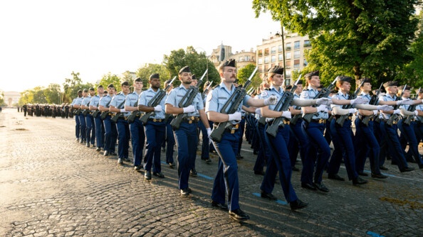 Les 1er et 2ème régiment d'infanterie de la Garde républicaine au pas sur l'avenue Foch, vue de côté