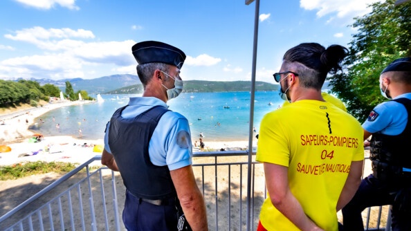 La collaboration entre les différents services, ici les gendarmes du poste provisoire et les sauveteurs nautiques, est essentielle.