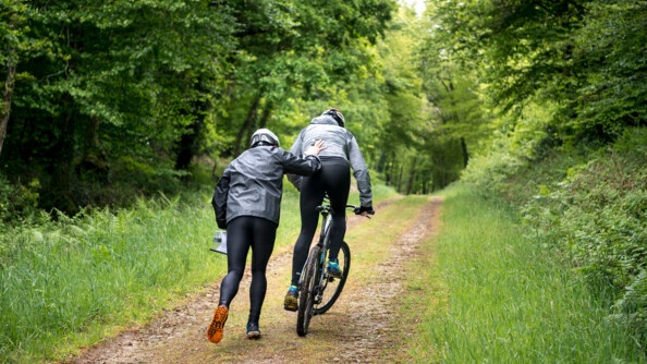 Un élève de l'école de gendarmerie de Châteaulin soutient son binôme lors de l'épreuve de run & bike.
