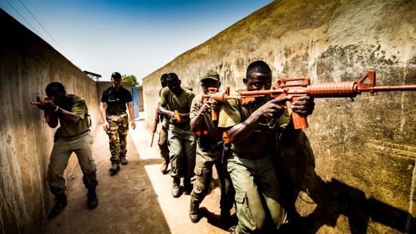 Ce dossier vous emmène en opérations extérieures, à la rencontre des gendarmes projetés au Mali, qu’ils œuvrent au sein de la mission Eucap Sahel Mali, de la composante police de la Minusma, de la prévôté déployée auprès de la force Barkhane, qu’ils soient affectés à la protection des emprises diplomatiques ou encore qu’ils apportent leur expertise au sein de la Weapon intelligence team ou du laboratoire Counter-IED. Embarquement immédiat !