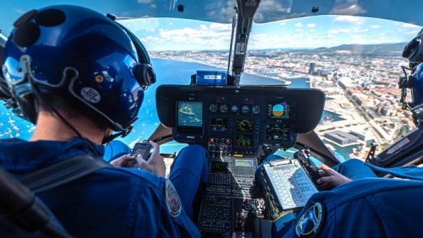 deux gendarmes survolent Marseille à bord d'un hélicoptère