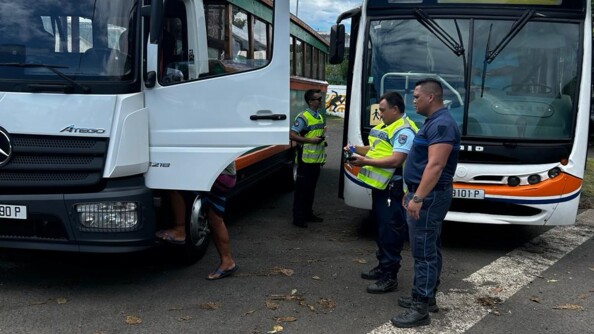 Deux gendarmes controlent des bus à Paea, une commune de l'ile de Tahiti