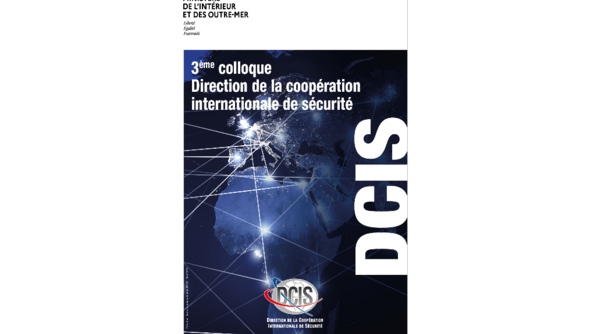 Affiche du colloque du 3e colloque de la Direction de la coopération internationale de sécurité affichant cet intitulé en blanc sur un fond bleu foncé, avec en arrière plan une planisphère montrant plus particulièrement l'Europe et l'Afrique et zébrée d'un maillage de traits blancs. Le sigle de la DCIS apparaît également verticalement à droite et le logo en pied de page.