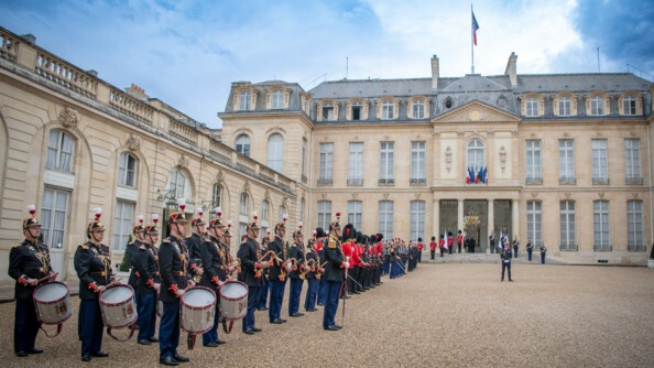 Gardes républicains et britanniques se tenant devant l'Élysée.