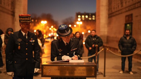 Signature du registre du ravivage de la Flamme