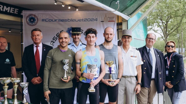Remise de trophées en présence de plusieurs autorités dont le Gouverneur militaire de Paris et le sous-directeur de l'accompagnement du personnel de la gendarmerie nationale, le général Gwendal Durand.