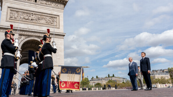 Salut au drapeau du Roi Charles III et du président de la république française, Emmanuel Macron devant l'Arc de Triomphe et devant la Garde républicaine.