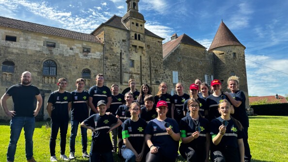 Photo de groupe dans le parc du chateau avec en arrière plan le chateau et devant, les 19 cadets et leurs deux professeurs.