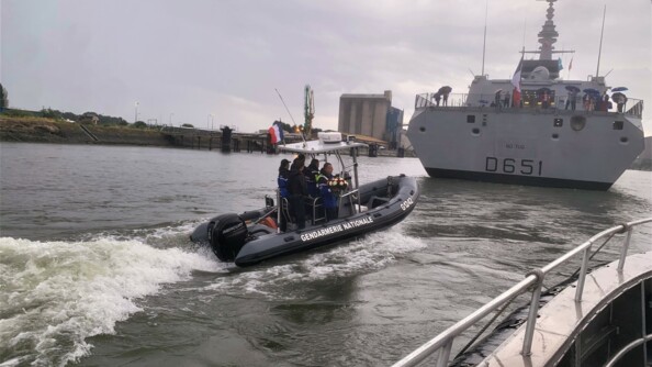 un semi-rigide de la BFG de Metz s'approche de la fr&eacute;gate, Normandie.
