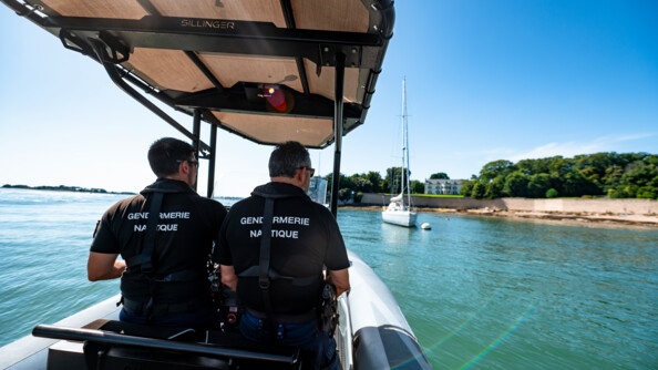 Deux gendarmes de la brigade nautique de Quiberon patrouillent dans le golfe du Morbihan à proximité du littoral.