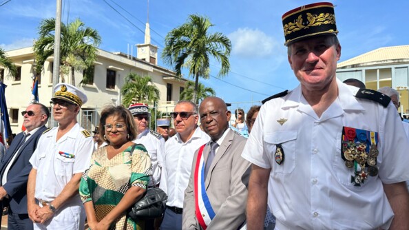 Les autorités civiles et militaires alignées avec à droite le maire de Saint Pierre et le général William Vaquette commandant la gendarmerie de Martinique.