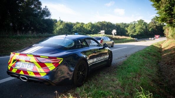 Le véhicule rapide d'intervention (VRI), l'Alpine 110 de la gendarmerie, prêt à intervenir sur la bretelle de l'axe routier.