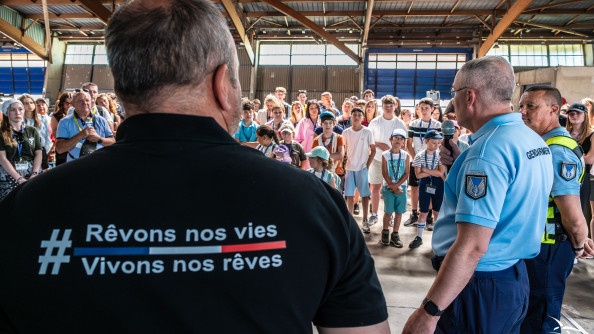 Le commandant de la Gendarmerie de l’Air et de l’Espace (GAE), le général Jérôme Bisognin, prend la parole devant les Képis Pescalunes sur la base aérienne d'Istres.