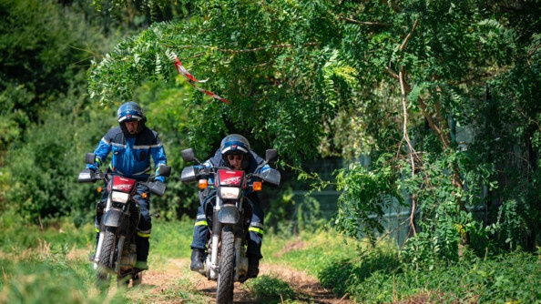 Deux motocyclistes tout terrain en patrouille de sécurisation du Golf National.