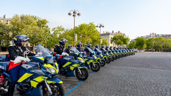 Motocyclistes du CNFSR alignés avant de défiler.