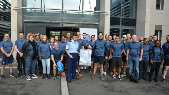 Les personnels et coureurs de la GTA devant le hall de la Direction Générale de la gendarmerie nationale