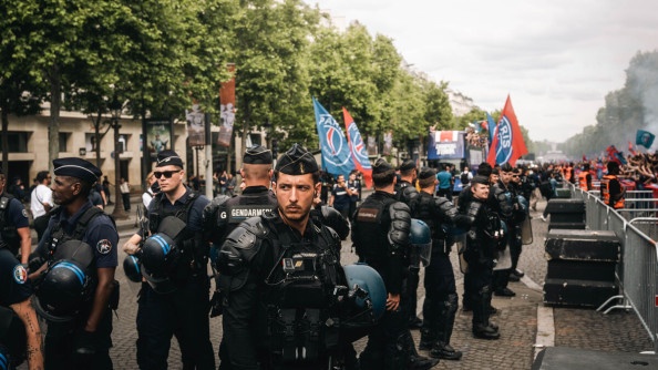 Photo de gendarmes participant à sécurisation sur les Champs Elysées, lors des festivités organisées à l'occasion de la victoire du PSG lors de la Ligue des Champions 2025