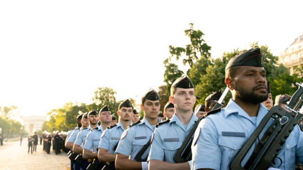 Les 1er et 2ème régiment d'infanterie de la Garde républicaine au pas sur l'avenue Foch, vue de côté et vue rapprochée sur quelques gendarmes équipés de famas