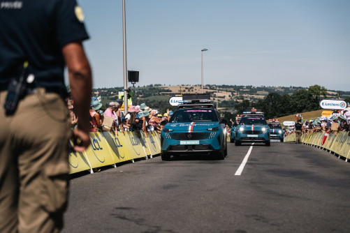Véhicules de la caravane gendarmerie progressant dans une montée.