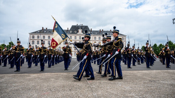 Les élèves officiers gardiens du drapeau défilent devant les 129 et 130e promotion