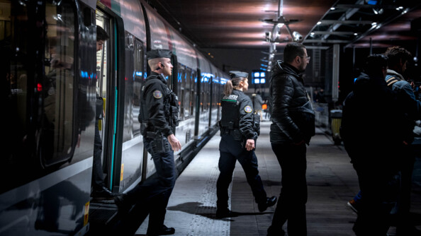 Deux gendarmes mobiles descendent d'une rame de métro