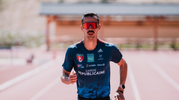 Mehdi Frère court avec des lunettes de sport