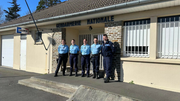 L’adjudant Liliane Lebocey (au centre) entourée de gauche à droite par les gendarmes Juliette Delange, Loïse Duhem, le gendarme adjoint Lilian Bellail et le garde champêtre chef Vincent Faure.